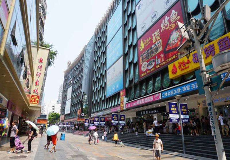 Mua hàng tại các chợ lớn