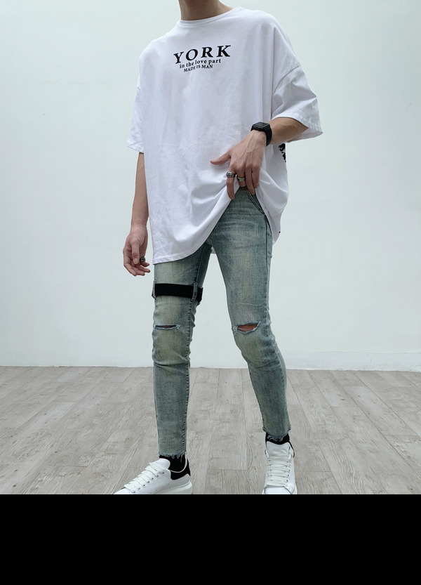 Trẻ trung, thời trang và năng động với item quần bò rách nhẹ màu xanh nhạt