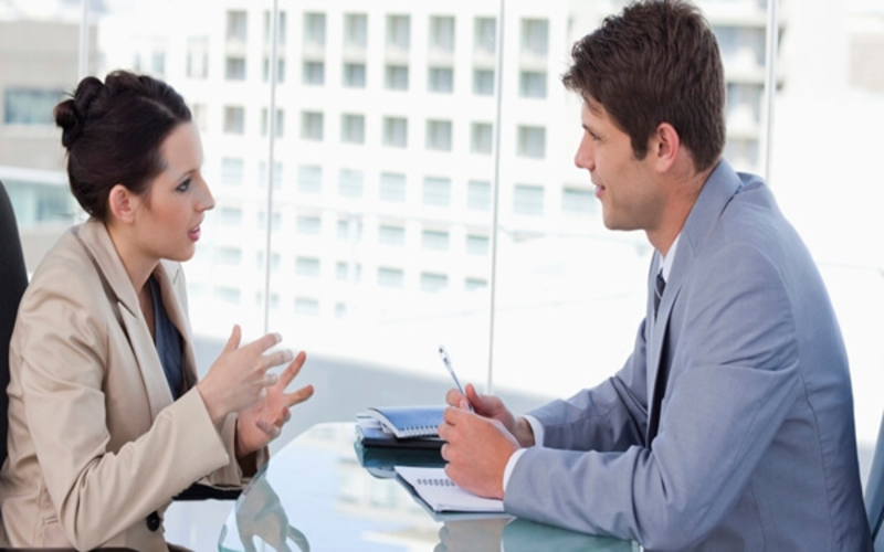 Trao đổi kỹ về các tính năng của sản phẩm để quyết định mua hàng
