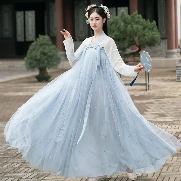 Thiết kế của trang phục truyền thống Trung vô cùng rộng rãi