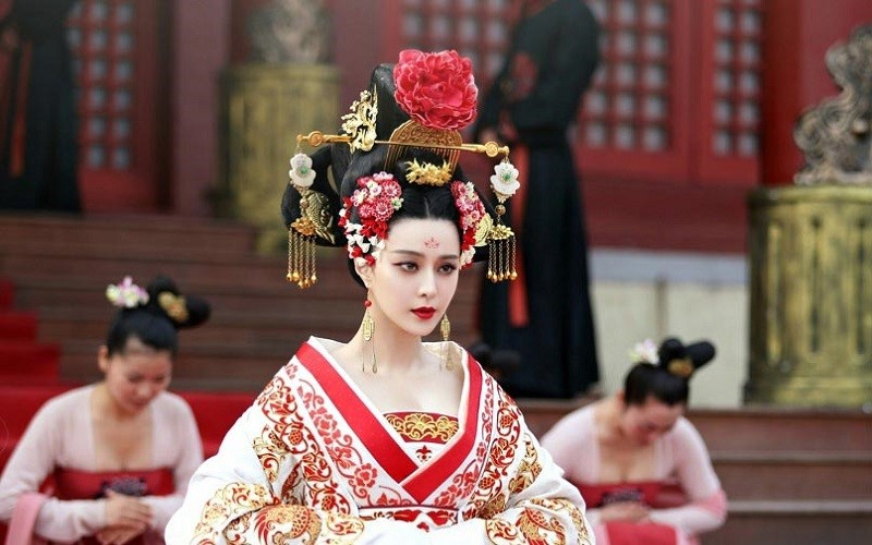 Trang phục thời Đường với thiết kế để lộ phần cổ và xương quai xanh tôn lên nét đẹp của người phụ nữ