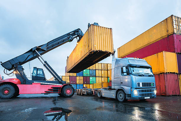 Sau khi trao đổi, ký hợp đồng thành công, đơn vị vận chuyển sẽ đến địa chỉ bạn cung cấp lấy hàng và tiến hành vận chuyển